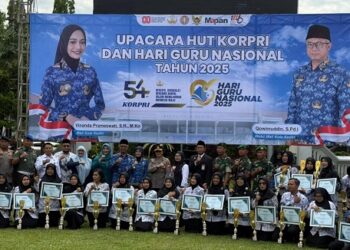 Momen Hari Korpri dan Hari Guru Nasional, Wali Kota Kediri Beri Penghargaan ASN – Guru
