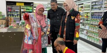 Sidak di Pasar Modern, Disperdagin Kota Kediri Pastikan Parcel Bebas Dari Produk Kedaluwarsa