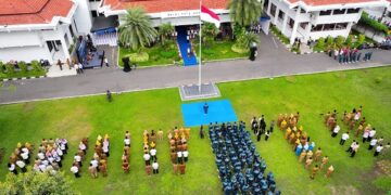 Mbak Wali Serahkan SK Kenaikan Pangkat ASN, BLT, dan Apresiasi Atlet Berprestasi dalam Apel Penuh Semangat