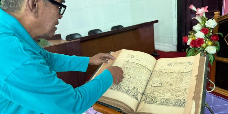 Alkitab Kuno Berusia Lebih 1,5 Abad Disimpan di Gereja Merah Kota Kediri