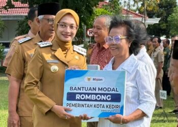 Pemkot Kediri Serahkan 24 Rombong dan Modal Usaha untuk PKL