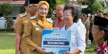 Pemkot Kediri Serahkan 24 Rombong dan Modal Usaha untuk PKL