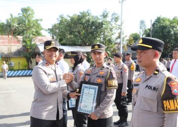 Kapolres Kediri Beri Penghargaan 69 Personel Berprestasi