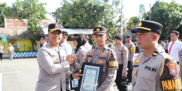 Kapolres Kediri Beri Penghargaan 69 Personel Berprestasi