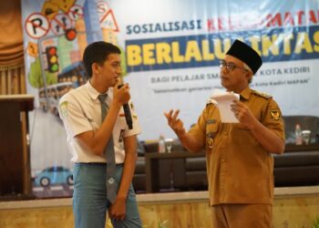 Gus Qowim Dorong Pelajar Kota Kediri Tertib Berlalu Lintas dan Manfaatkan Angkutan Umum