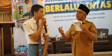 Gus Qowim Dorong Pelajar Kota Kediri Tertib Berlalu Lintas dan Manfaatkan Angkutan Umum