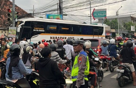 Harapan Jaya Terlibat Laka Beruntun, Tabrak Sepeda Motor Sampai Rumah