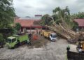 DLHKP Kediri Bersama BPBD dan PUPR Bersihkan Pohon Tumbang di SMA 3