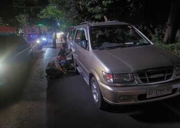 Anggota Polres Kediri Kota Bantu Suporter Persis Solo Atasi Ban Pecah