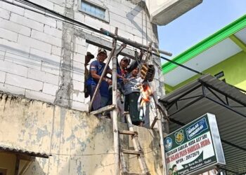 Tim Damkar Kediri Evakuasi Warga Jatuh dari Lantai Dua