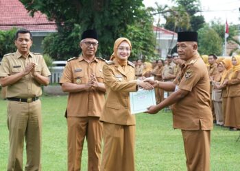 Mbak Wali Serahkan SK Kenaikan Pangkat 18 PNS, Tekankan Etika dan Pelayanan Publik