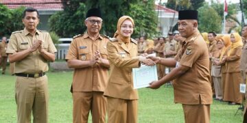 Mbak Wali Serahkan SK Kenaikan Pangkat 18 PNS, Tekankan Etika dan Pelayanan Publik