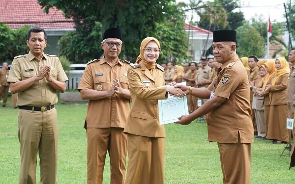 Mbak Wali Serahkan SK Kenaikan Pangkat 18 PNS, Tekankan Etika dan Pelayanan Publik