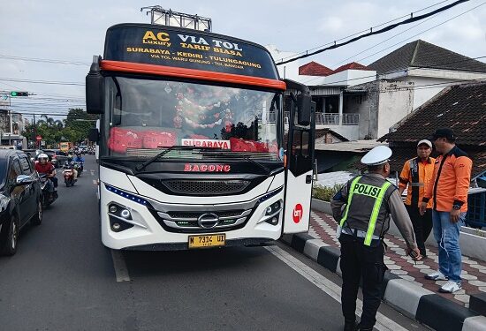 Satlantas Polres Kediri Kota Tindak Bus Bagong Langgar Marka Lurus