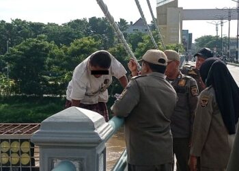 Diduga Akan Terjun Ke Sungai, ODGJ Diamankan Satpol PP di Jembatan Brawijaya Kota Kediri
