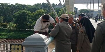Diduga Akan Terjun Ke Sungai, ODGJ Diamankan Satpol PP di Jembatan Brawijaya Kota Kediri