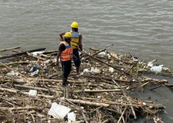 Bersihkan Sampah Bambu – Kayu di Bawah Jembatan Lama, Pemkot Kediri Jaga Cagar Budaya Tetap ASRI