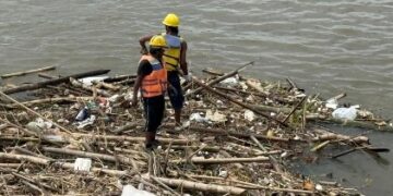 Bersihkan Sampah Bambu – Kayu di Bawah Jembatan Lama, Pemkot Kediri Jaga Cagar Budaya Tetap ASRI