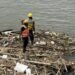 Bersihkan Sampah Bambu – Kayu di Bawah Jembatan Lama, Pemkot Kediri Jaga Cagar Budaya Tetap ASRI