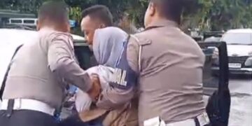 Jalan Berlubang di Kota Kediri Akibatkan Bumil Terjatuh, Polisi Gerak Cepat Beri Pertolongan