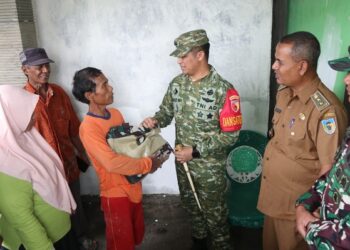 Dansatgas TMMD ke-127 Serahkan Paket Sembako kepada Penerima Rutilahu