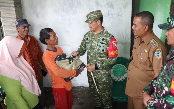 Dansatgas TMMD ke-127 Serahkan Paket Sembako kepada Penerima Rutilahu