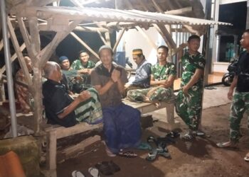 Hangat di Gardu Ronda, Satgas TMMD ke-127 Perkuat Keamanan dan Kebersamaan Warga