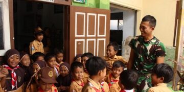 Hangatnya Kebersamaan Satgas TMMD Kodim 0809/Kediri dan Siswa MI di Desa Gadungan