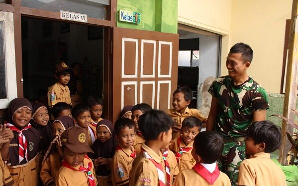 Hangatnya Kebersamaan Satgas TMMD Kodim 0809/Kediri dan Siswa MI di Desa Gadungan