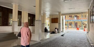 Ramadan, Masjid Agung Kediri Ramai Warga Habiskan Waktu