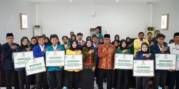 Mbak Wali Serahkan Beasiswa Insan Unggul Baznas, Tekankan Pentingnya Pendidikan bagi Generasi Penerus