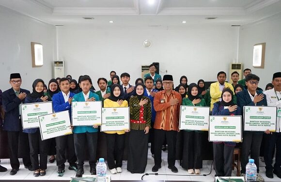 Mbak Wali Serahkan Beasiswa Insan Unggul Baznas, Tekankan Pentingnya Pendidikan bagi Generasi Penerus