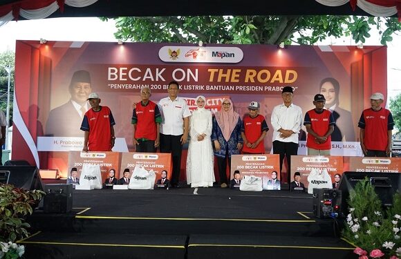 Dukung Kediri City Tourism, Mbak Wali Serahkan 200 Becak Listrik Bantuan Presiden Prabowo Subianto