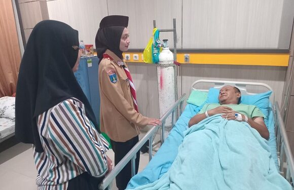 Wujud Kepedulian, Mbak Wali Jenguk Personel Damkar Korban Sengatan Tawon Vespa