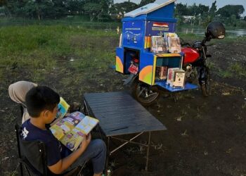 Ngabuburead, Menunggu Berbuka Puasa Dengan Membaca di Taman Kota Kediri