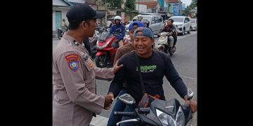 Kapolsek Ngadiluwih Ingatkan Pengguna Jalan Pentingnya Pakai Helm