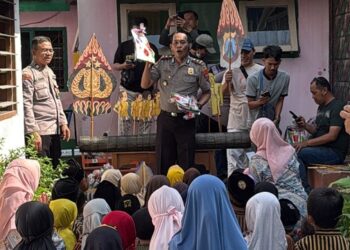 Polsek Kediri Kota  Edukasi Tertib Lalu Lintas Lewat Wayang Kardus