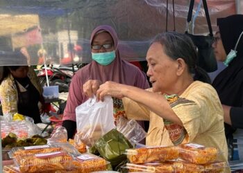 Meski Pindah Lokasi, Pedagang Takjil Eks Hayam Wuruk Laris Manis Diserbu Warga Kota Kediri
