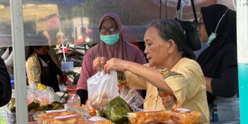 Meski Pindah Lokasi, Pedagang Takjil Eks Hayam Wuruk Laris Manis Diserbu Warga Kota Kediri