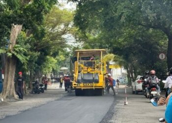 Lebaran Makin Dekat, Pengaspalan Jalan Imam Bonjol Kediri Dikebut