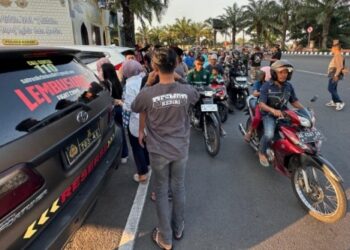 Anggota Resmob Polres Kediri – Polres Kediri Kota Kompak Turun ke Jalan, Bagikan Takjil dan Himbauan Kambtimas