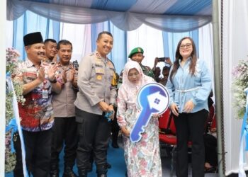 Rumah Nyaris Roboh Disulap Layak Huni, Kapolres Kediri Serahkan Kunci Hasil Bedah Rumah