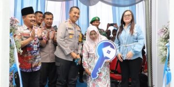 Rumah Nyaris Roboh Disulap Layak Huni, Kapolres Kediri Serahkan Kunci Hasil Bedah Rumah