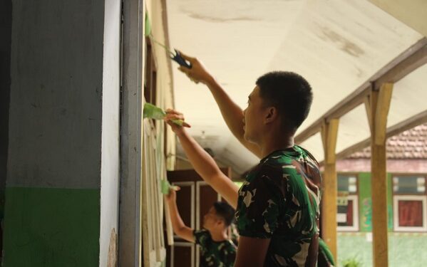 TMMD ke-127 Kediri Sasar Sekolah Negeri hingga Swasta, Satgas Lakukan Pengecatan di Desa Gadungan