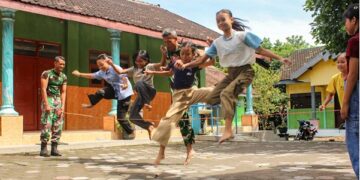 Satgas TMMD ke-12 Ajak Anak-Anak Bermain Permainan Tradisional