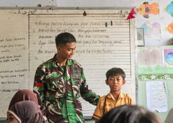 Anggota Satgas TMMD Berikan Materi Wawasan Kebangsaan kepada Siswa MI Al-Munir