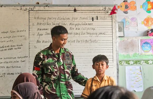 Anggota Satgas TMMD Berikan Materi Wawasan Kebangsaan kepada Siswa MI Al-Munir