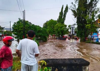 Luapan Air di Tretek Pare Akibat Curah Hujan Tinggi dan Sampah