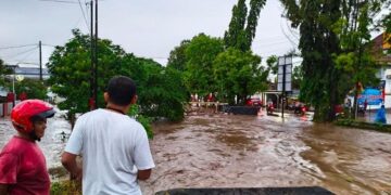Luapan Air di Tretek Pare Akibat Curah Hujan Tinggi dan Sampah