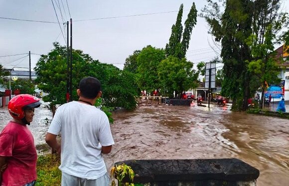 Luapan Air di Tretek Pare Akibat Curah Hujan Tinggi dan Sampah